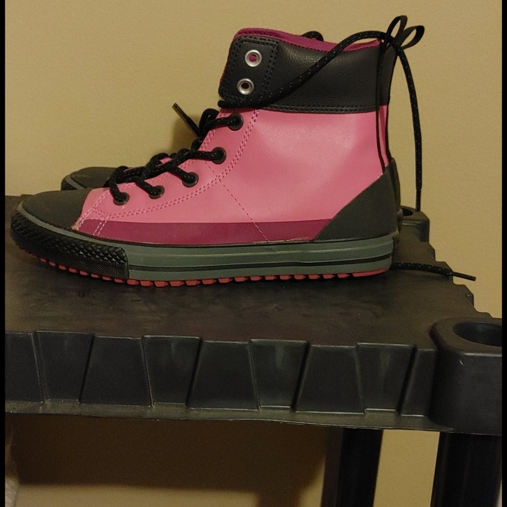 Converse. SOLD - Picture 3 of 6